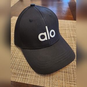 Alo Yoga Performance Off-Duty Cap Black with white letters